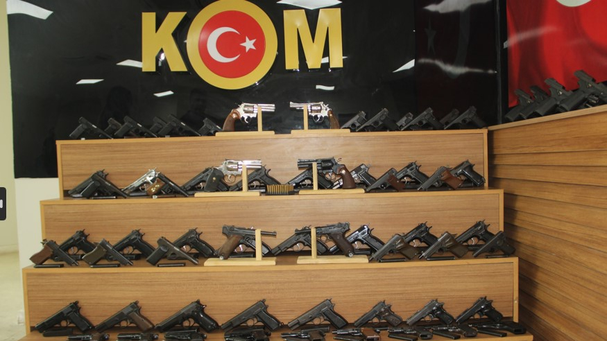 Şanlıurfa’da Durdurulan Araçtan 65 Ruhsatsız Tabanca Çıktı
