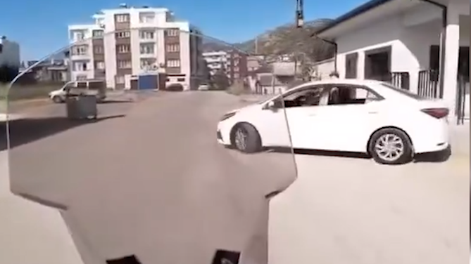Motorcudan Polise Trafik Dersi!
