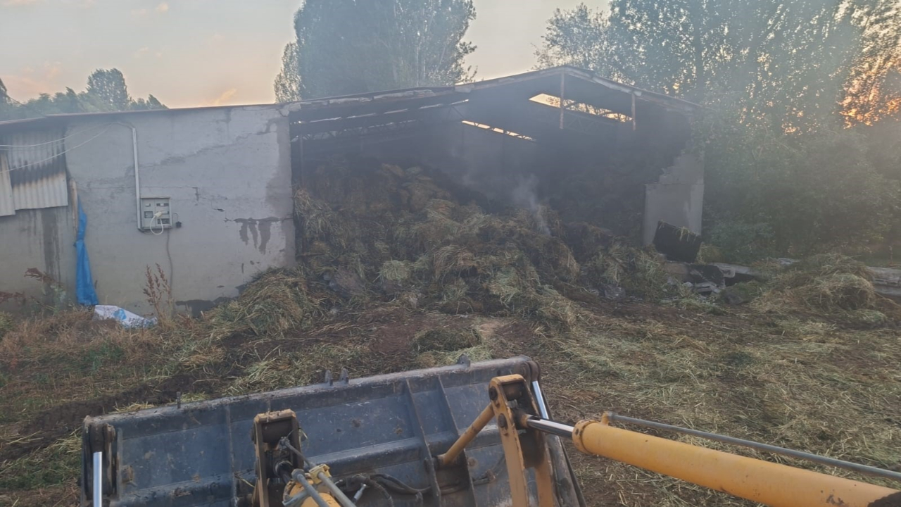 3 Kamyon Dolusu Saman Alevlere Teslim Oldu