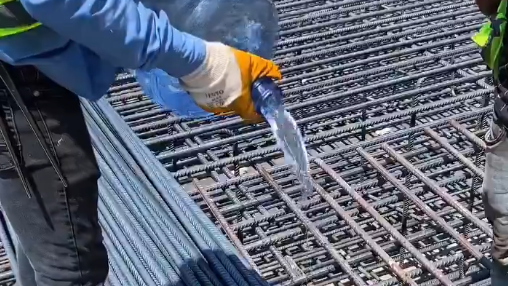 İnşaat İşçileri Sıcakta Demirleri Su İle Soğutarak Çalışıyor
