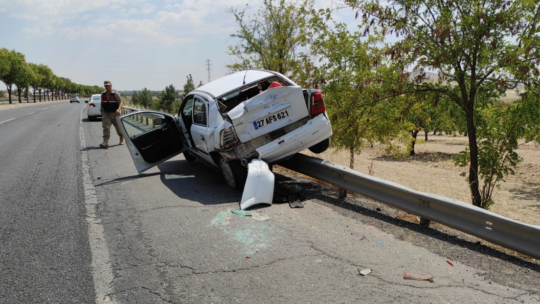 Tırın Çarptığı Otomobil Bariyere Saplandı:3 Yaralı