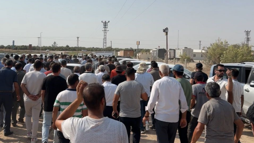 Şanlıurfa’da Çiftçiler Borularla Yolu Kapattı