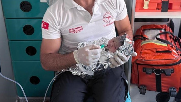 Hastaneye Giderken Ambulansta Doğum Gerçekleşti