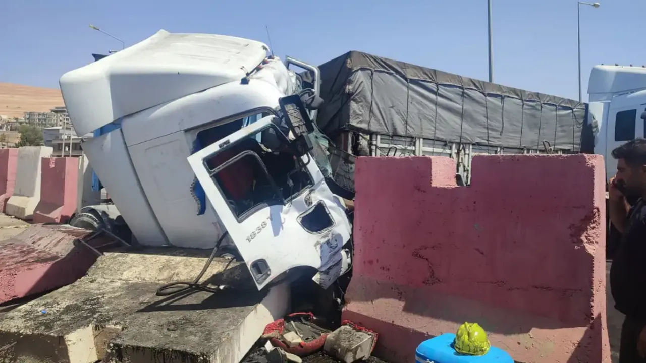 Kazada Çarpışan İki Tırın Sürücüsü Kardeş Çıktı:1 Ölü, 1 Yaralı