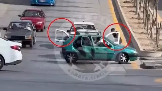 Trafikte Bıçak Ve Kılıçlarla Saldırı!