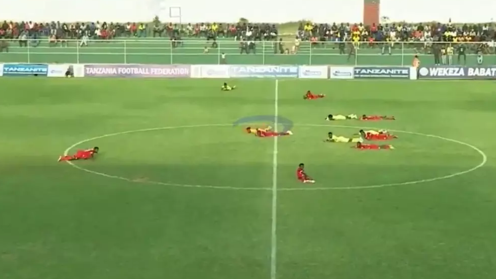 Futbolcular Yere Yattı! Sahalarda Panik Anlar Yaşandı
