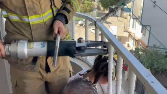 Demirlere Sıkışan Çocuğu İtfaiye Ekipleri Kurtardı