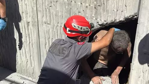 15 Metrelik Duvar Arasında Mahsur Kalan Kişi Kurtarıldı