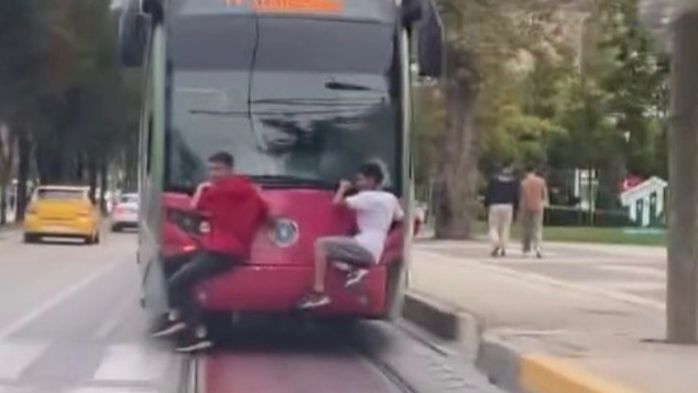 Tramvayın Arkasına Tutunan Çocuklar Yürekleri Ağza Getirdi