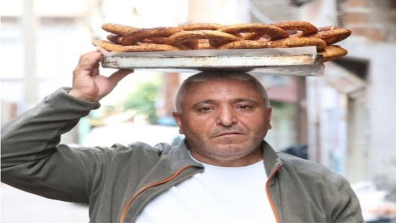 20 Yıllık Simit Satıcısı KPSS’yi Kazandı, Hayaline Kavuştu