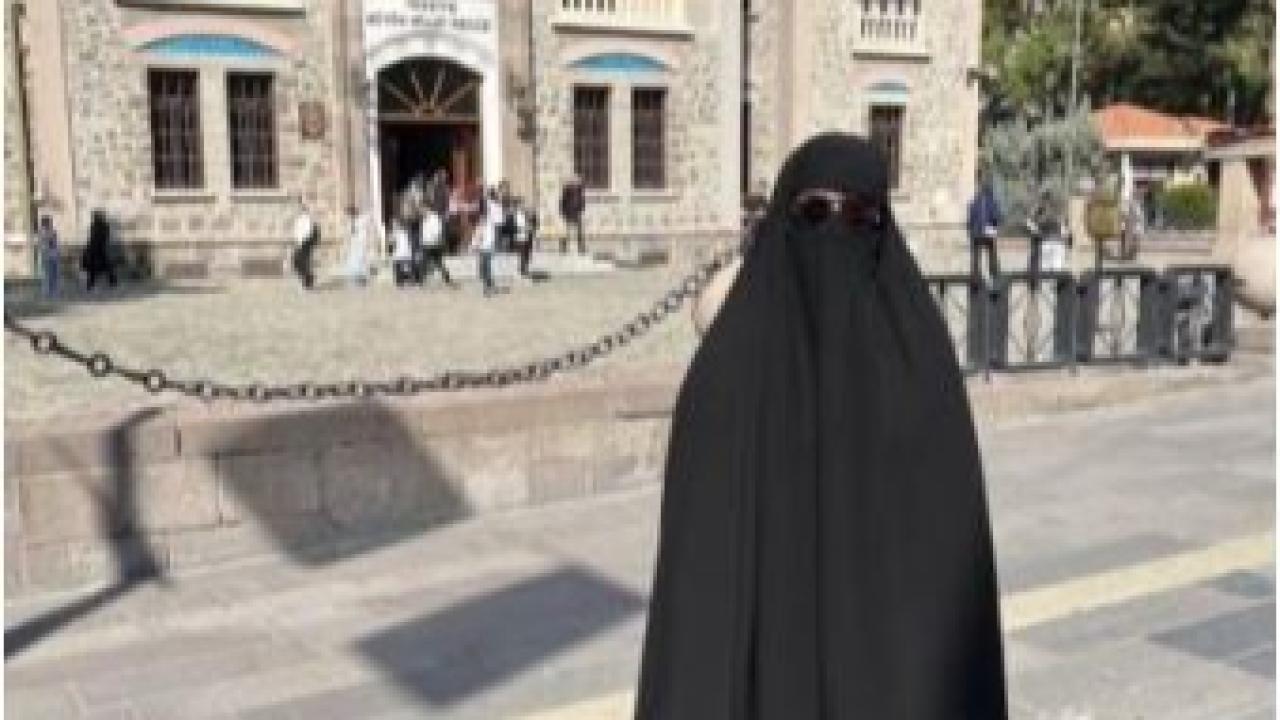 Çarşafla Gezen Erkek Şahıs Gözaltına Alındı