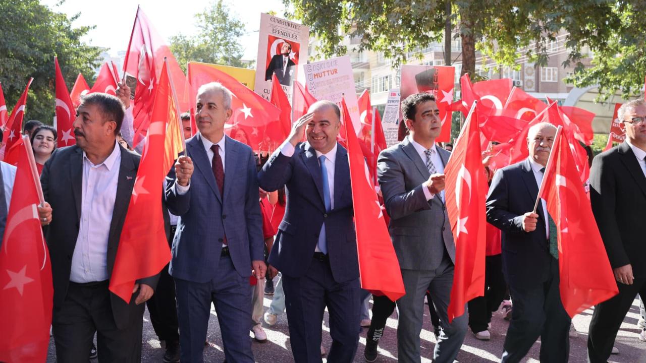 Karaköprü’de Cumhuriyet Coşkusu Sokaklara Taştı