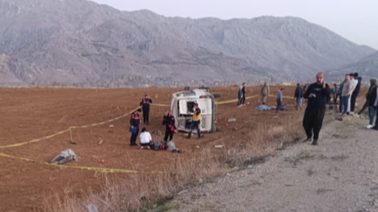 İşçi Servisi Devrildi, 2 Kişi Hayatını Kaybetti