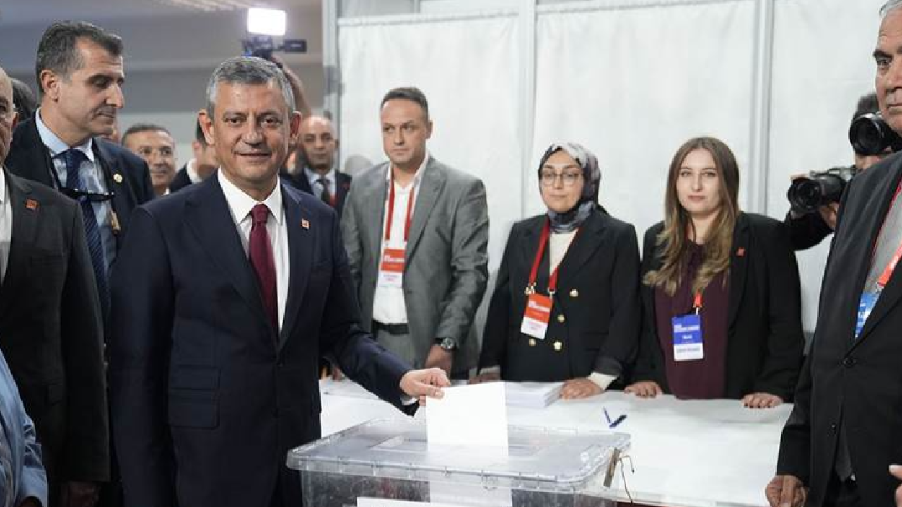 Özgür Özel, CHP’de Yeniden Genel Başkanlık Görevine Seçildi
