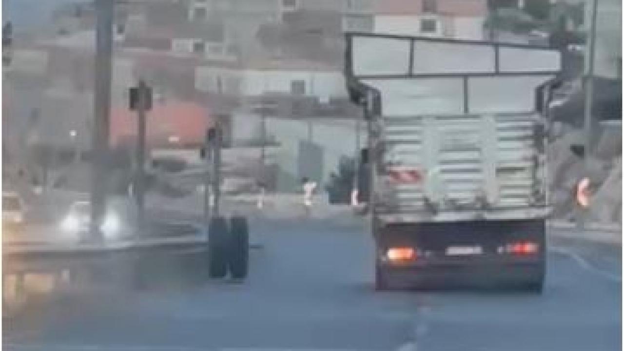 Şanlıurfa’da Kamyonun Tekerlekleri Yola Fırladı!