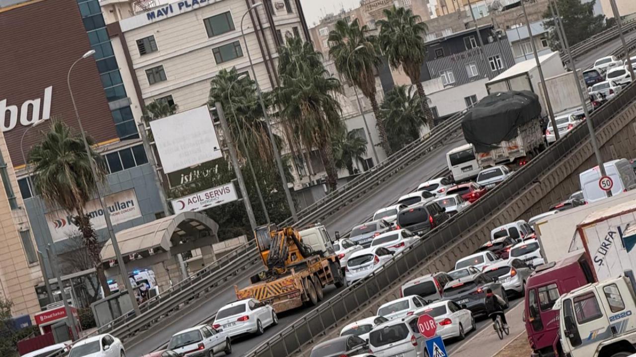 Şanlıurfa Sırrın Kavşağında Kaza İddiası :Trafik Kilitlendi