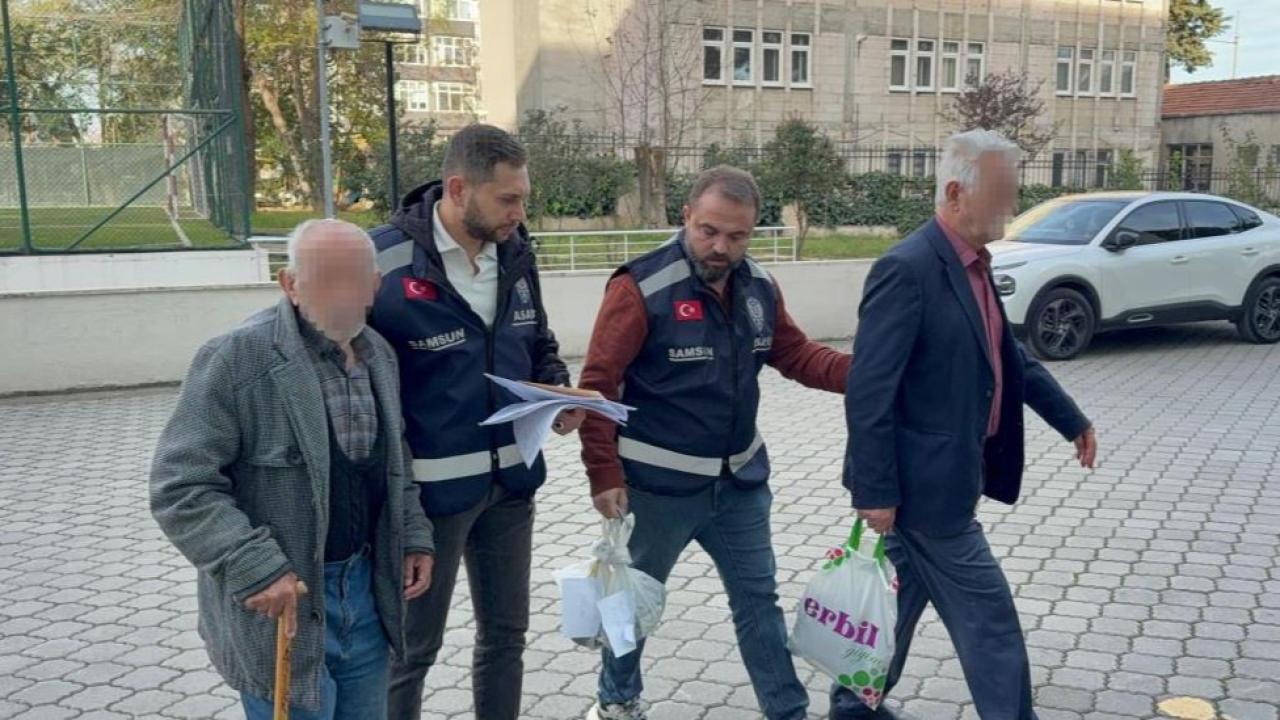 Yaşlı Adamlar Parkta Uygunsuz Davranışta Bulundu! Gözaltın..