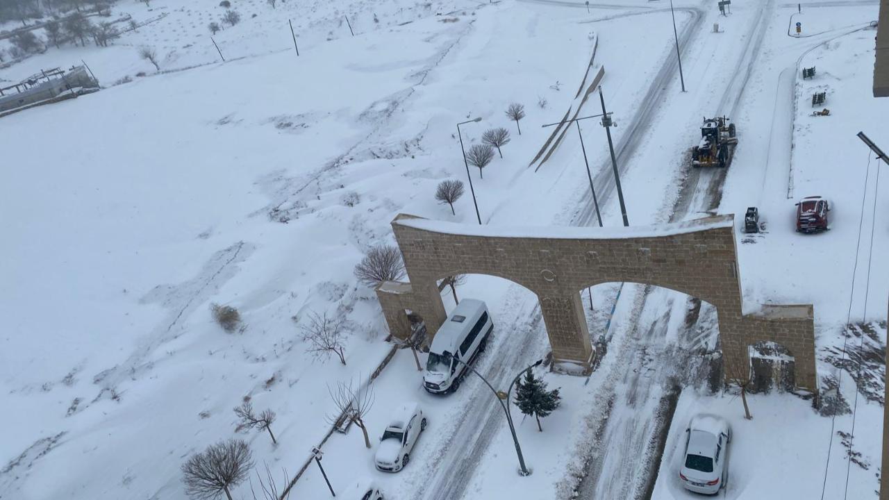 Batman’da kar felci: 290 köy yolu kapandı, uçuşlar iptal