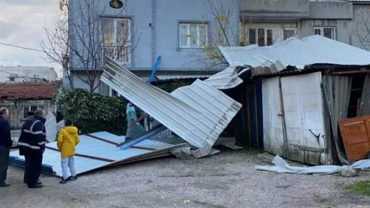 Bursa’da Şiddetli Fırtına: Çatılar Uçtu, Ağaçlar Devrildi