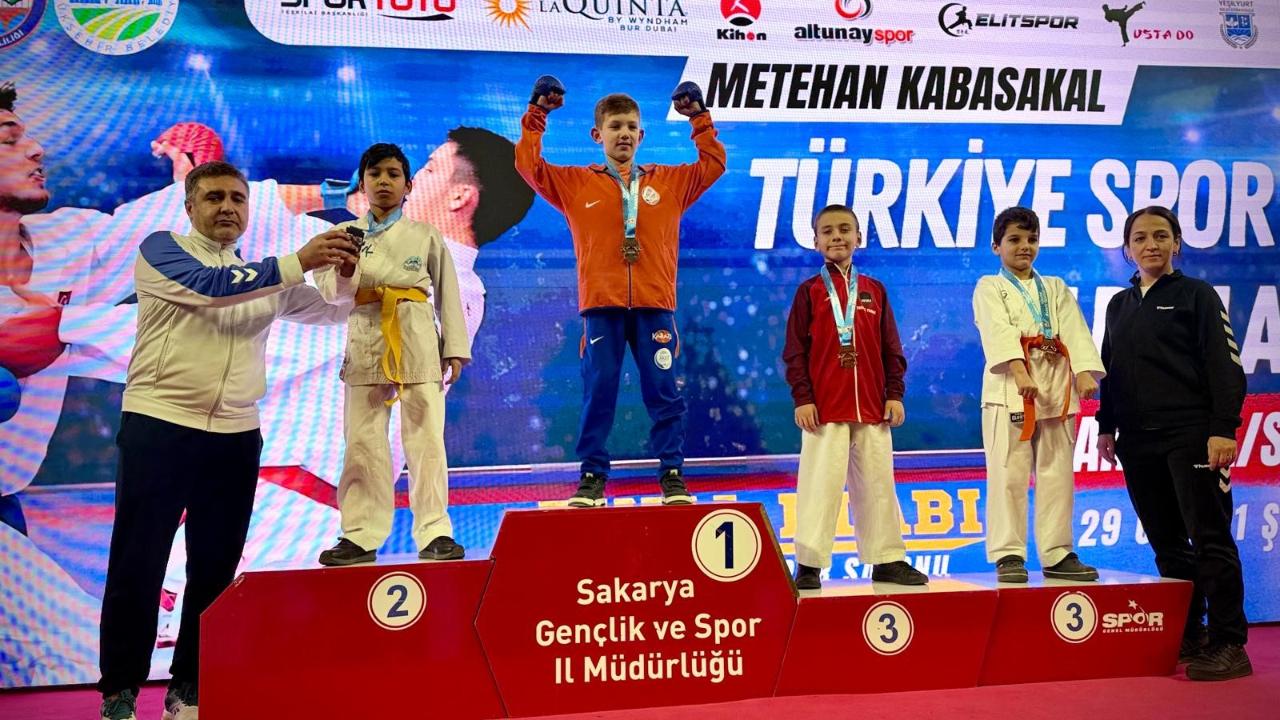 Eyyübiyeli minik karateci Türkiye ikincisi oldu!