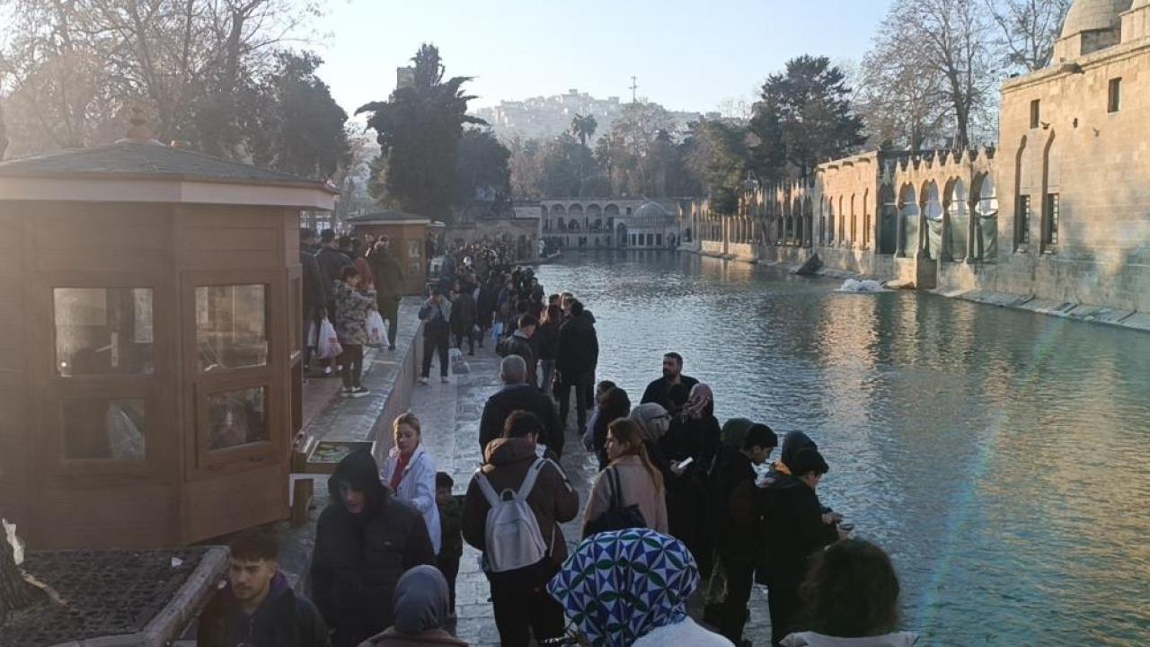 Kar Yağışı Sonrası Balıklıgöl'e Ziyaretçi Akını