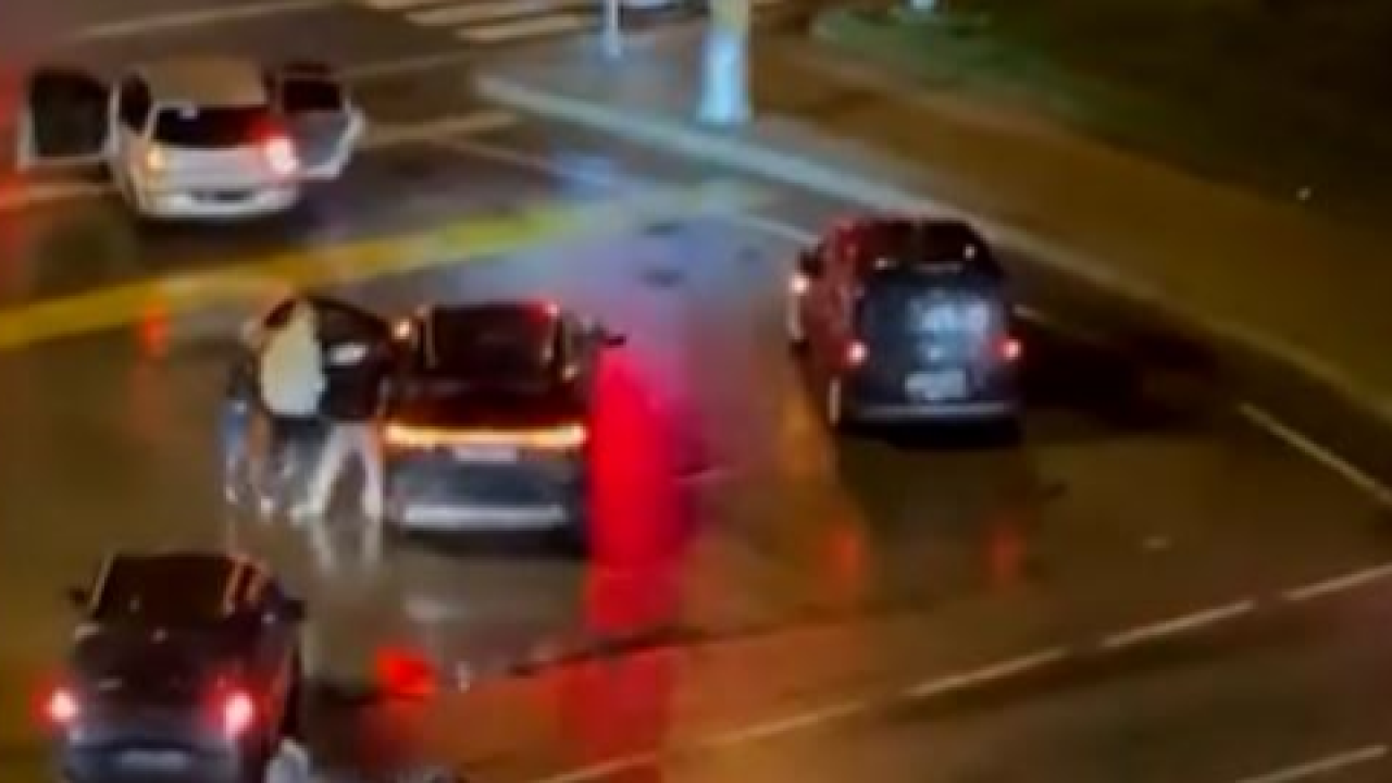 Kaza Tartışması Darp İle Bitti, Polis Aracının Camı Kırıldı