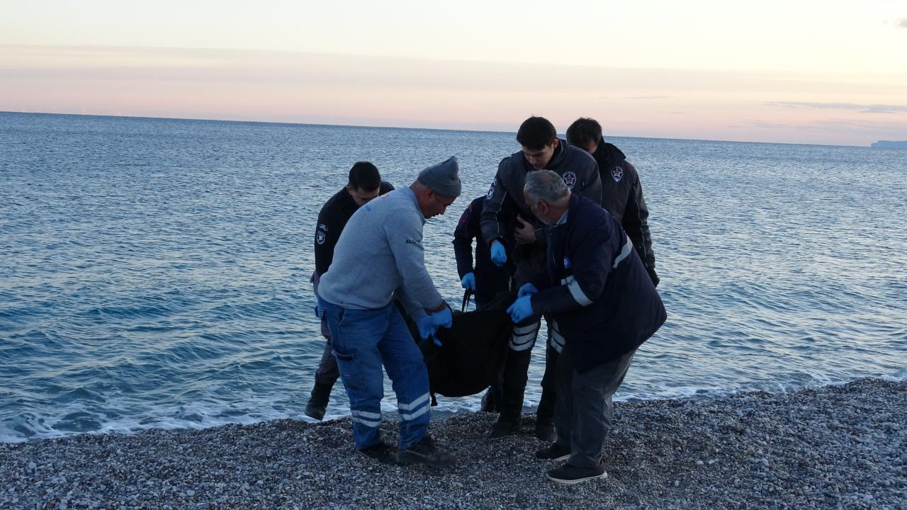 Konyaaltı Sahili'nde oltaya takılan ceset şoku