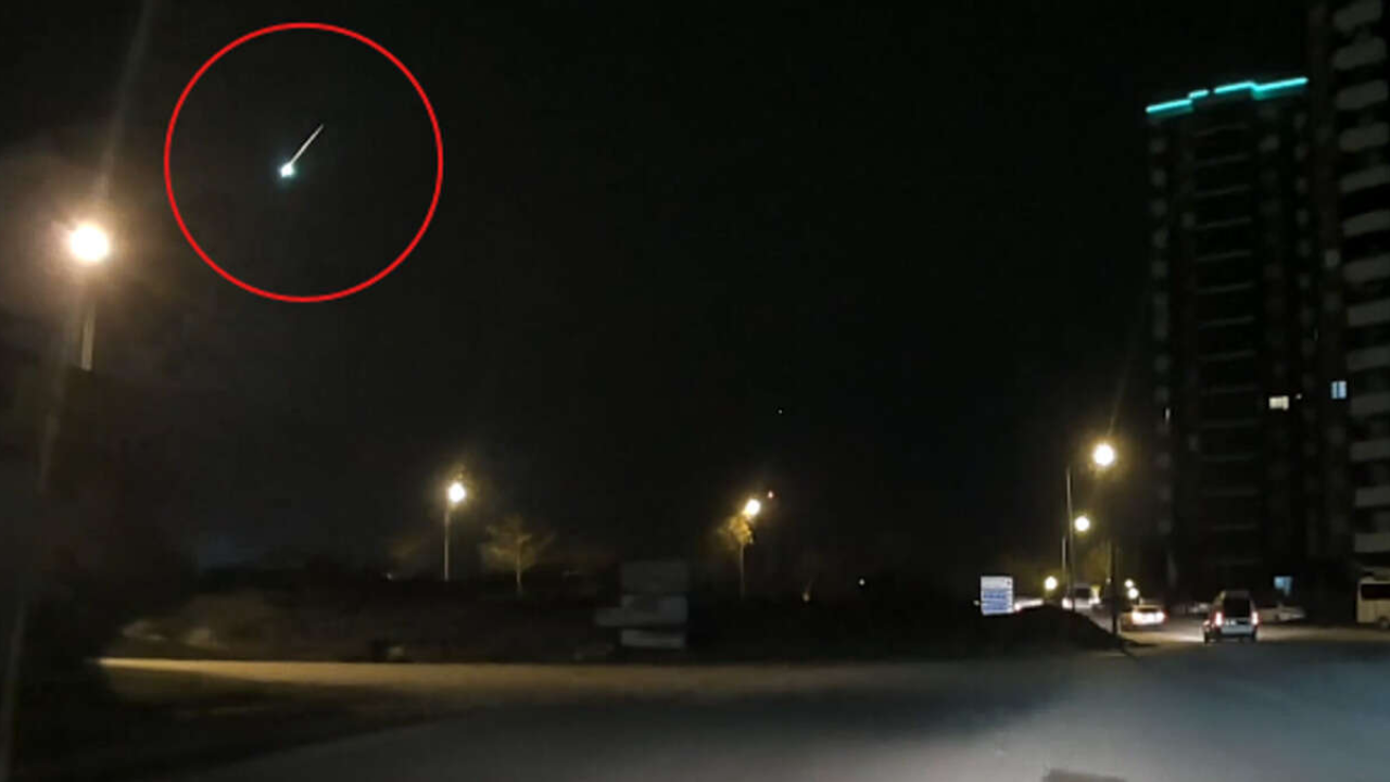 Meteorun Gökyüzünden İnişi Kameraya Yansıdı