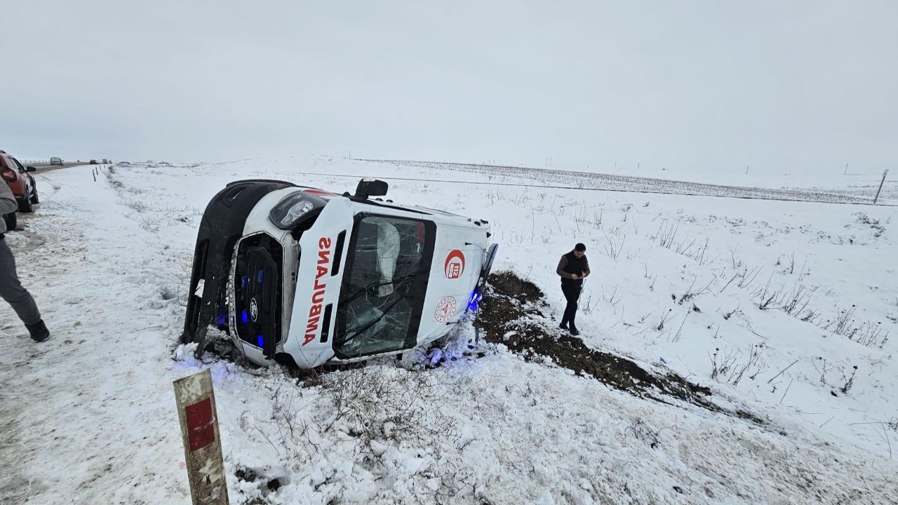 Diyarbakır’da bir vakaya giden ambulans şarampole devrildi
