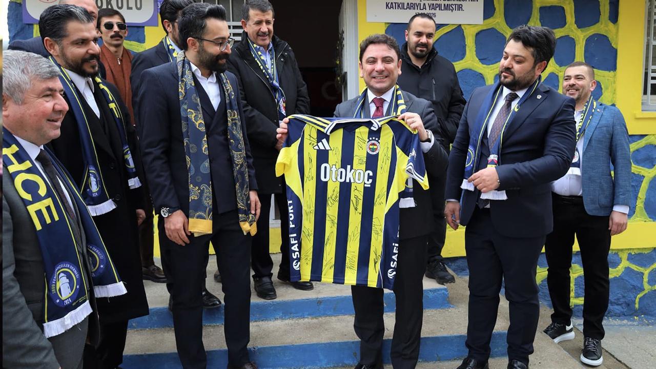 Öğrenciler kaymakamı Fenerbahçe bayraklarıyla karşıladı!