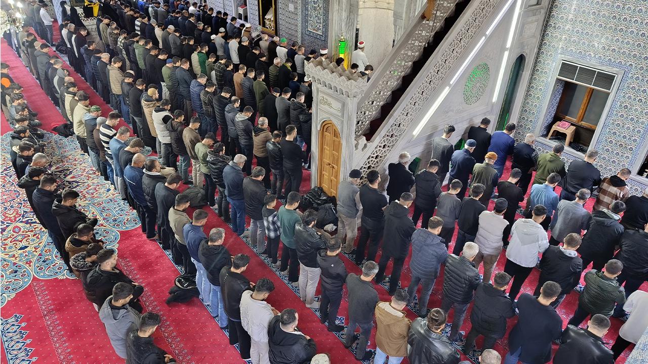 Peygamberler şehri Urfa'da ilk teravih namazı kılındı