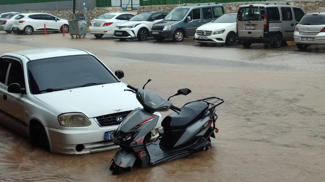 Hatay'da sağanak sele neden oldu, yollar suya gömüldü