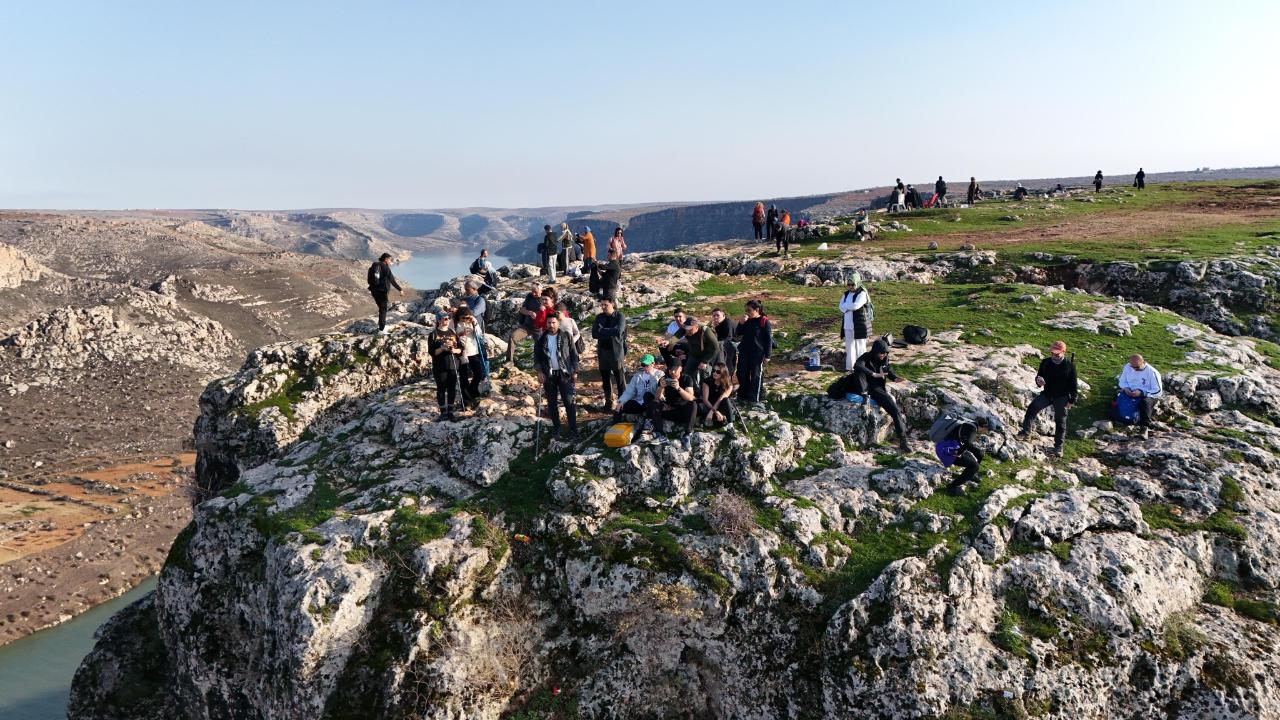Şanlıurfalı doğaseverlerden bağımlılığa ve şiddete karşı farkındalık yürüyüşü