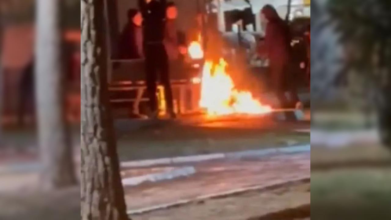 Şanlıurfa'da parktaki banklarla ateş yaktılar!