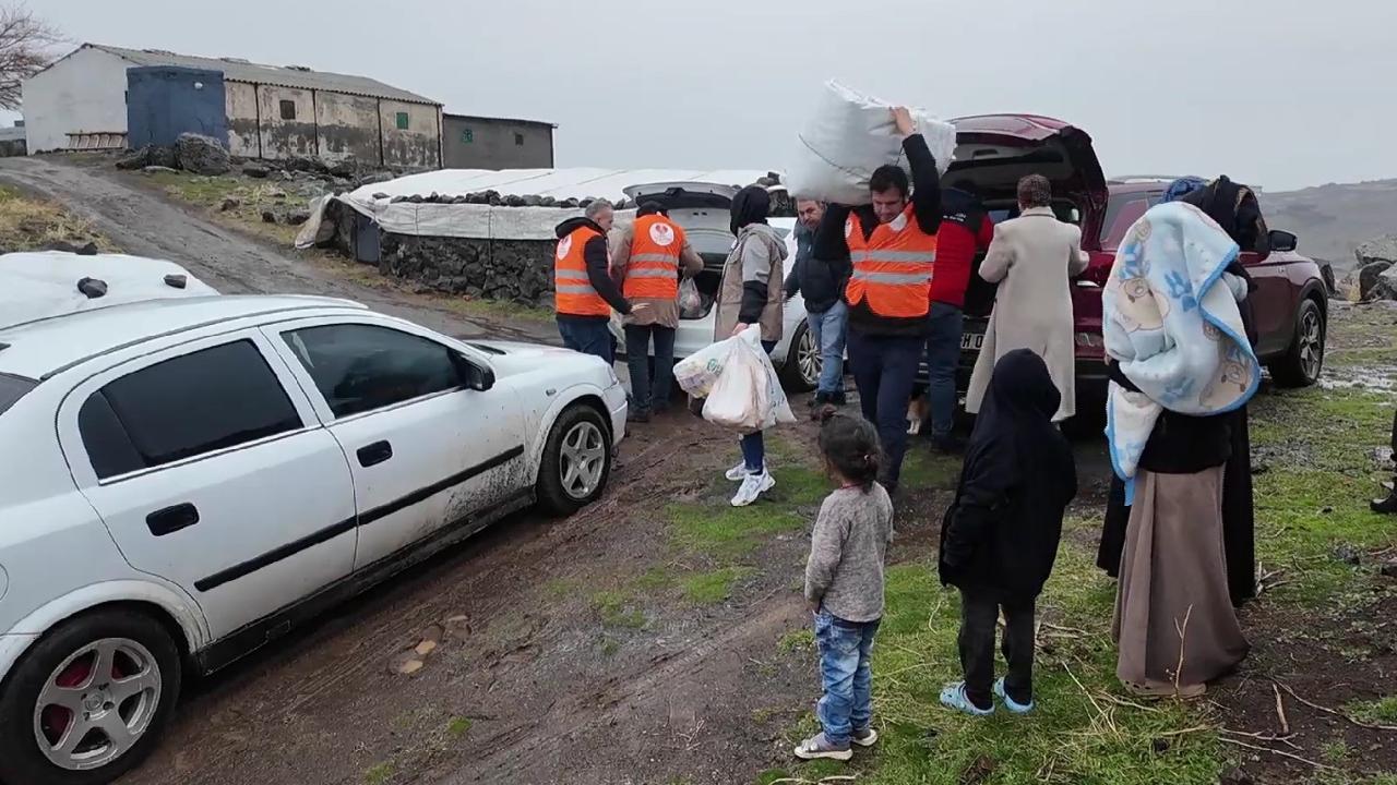 Urfa'da mağdur aileye hayırseverlerden destek