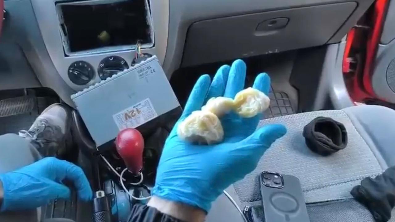 Akıl almaz yöntem: Oto teybinin arkasına gizlediler!