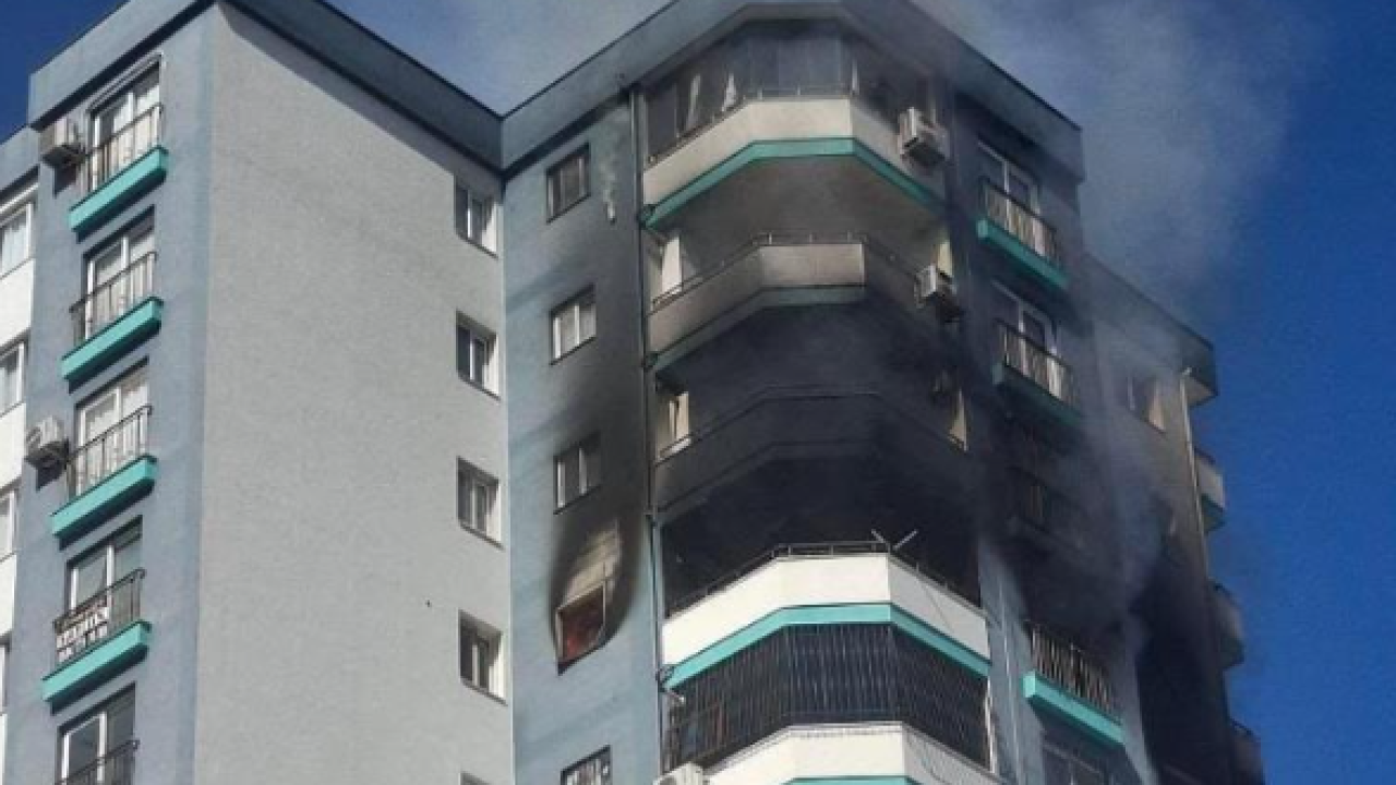 Bir apartmanda yangın: Polis havaya ateş açarak vatandaşları uzaklaştırdı!