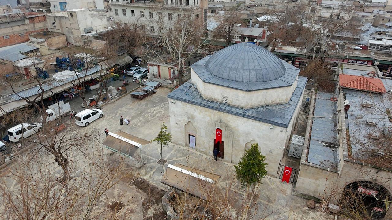 Depremde hasar gören cami yeniden ibadete açıldı!