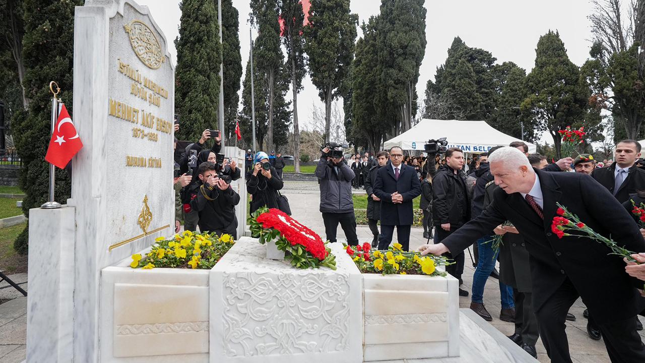Milli şair İstiklal Marşı'nın kabulünün 105'inci yılında kabri başında anıldı!