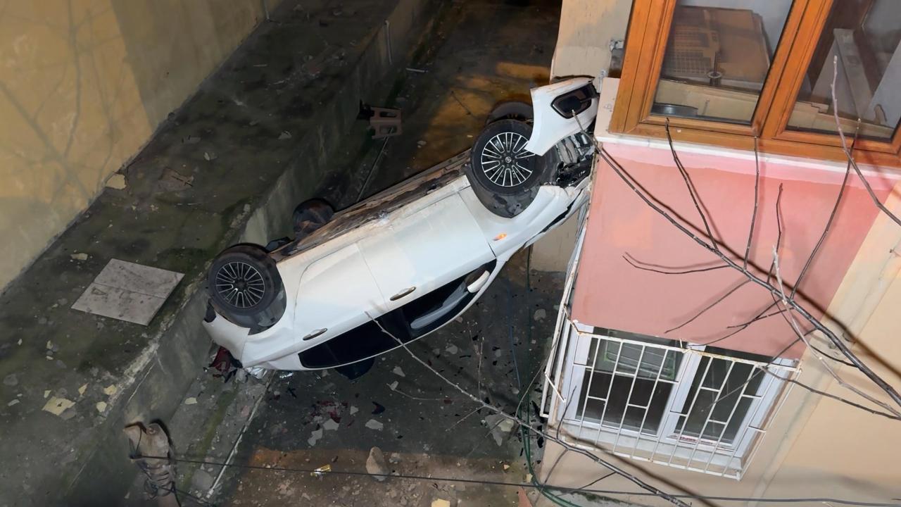 Rampadan hızla inip duvara çarptı: 8 metre yükselip bina boşluğuna çakıldı!