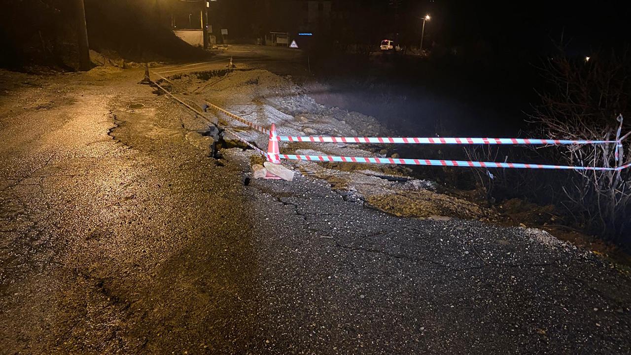 Sağanak yağış nedeniyle yol çöktü: Çok sayıda köy yolu kapandı