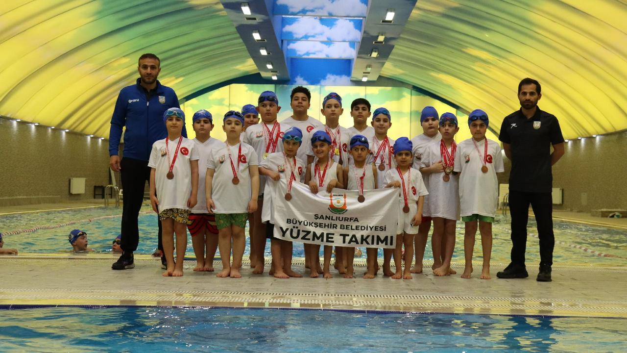 Şanlıurfa’da minik yüzücülerden 24 madalya!