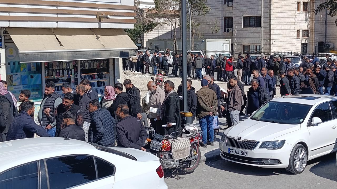 Şanlıurfa'da yüzlerce kişi APP kuyruğunda!