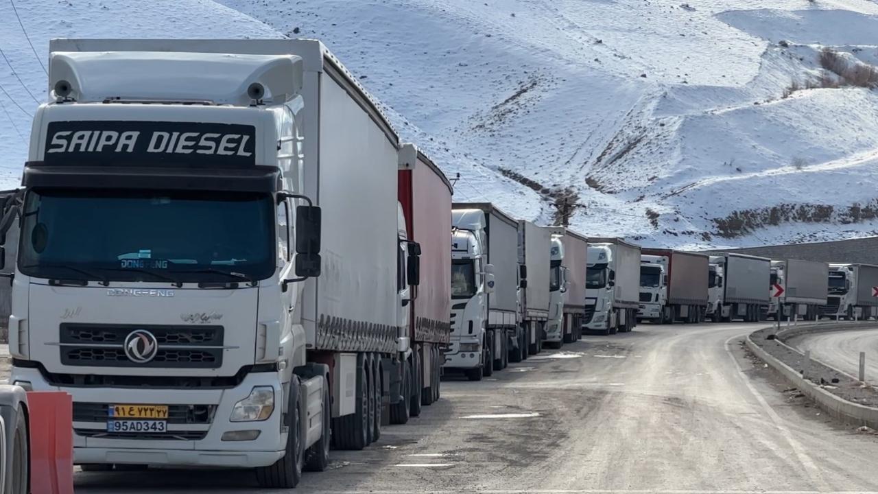 Türkiye-İran sınır kapısında tır kuyruğu oluştu!