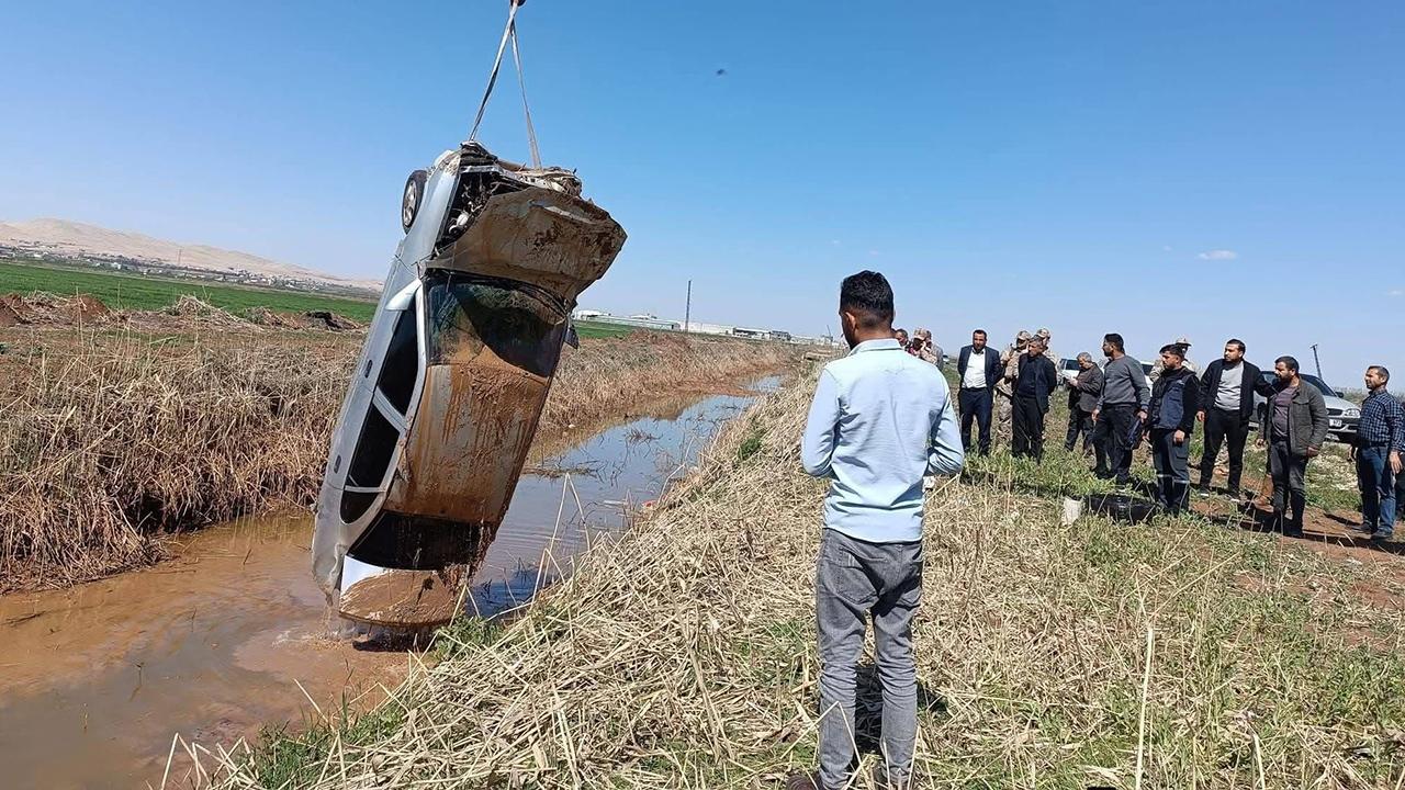 Urfa'da otomobil tahliye kanalına devrildi!