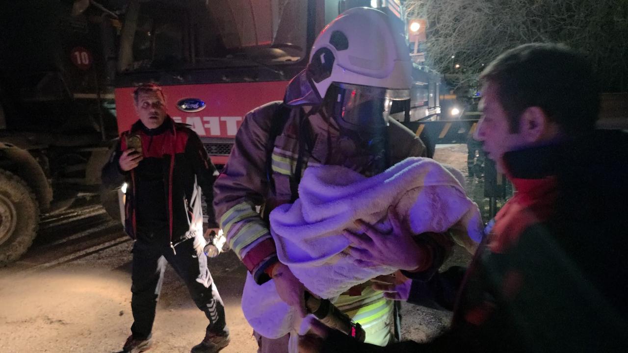 Yangının çıktığı binada can pazarı: 30 kişi mahsur kaldı!