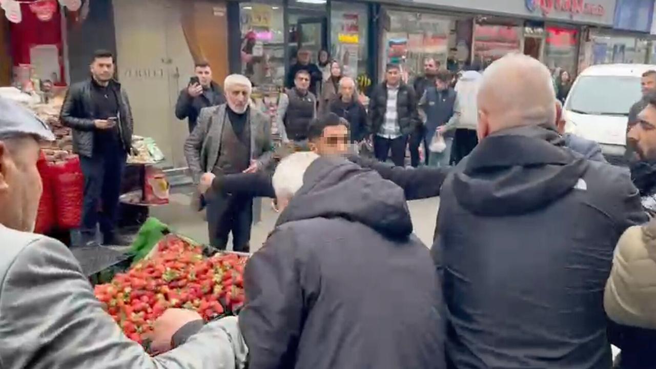 Zabıtaya tekme tokat saldırı: O anlar kamerada!