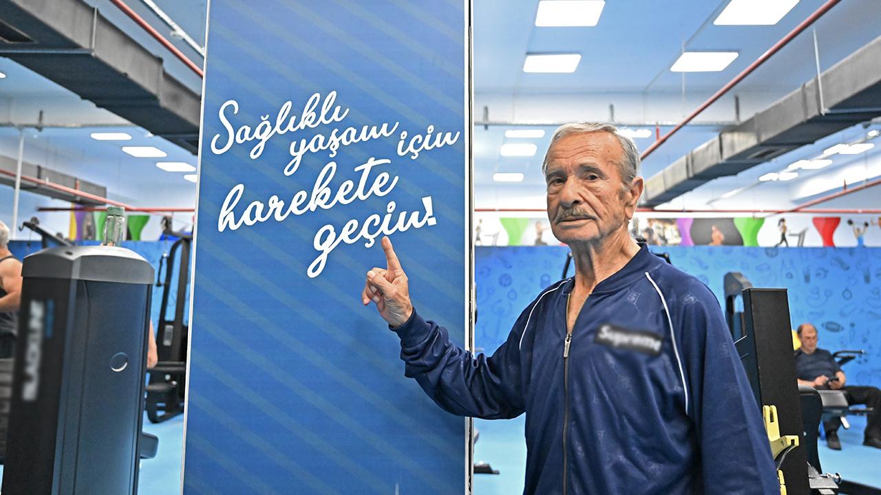 86 yaşındaki 'süper dede' gençlere taş çıkartıyor!