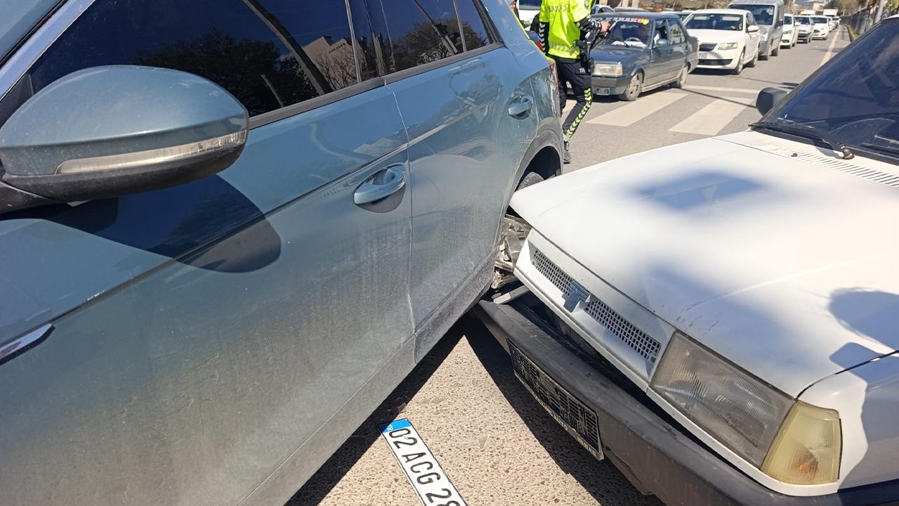 Adıyaman'da otomobille çarpışan motosiklet sürücüsü yaralandı!