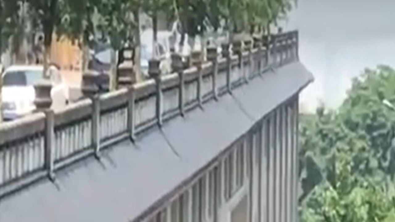 Çatısından yol geçen bina yaptılar